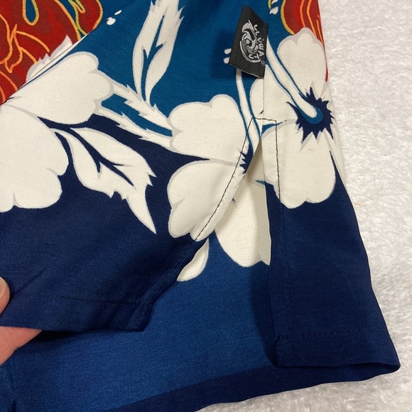 Uluwatu xxl hibiscus flames Hawaiian button down - Picture 4 of 8